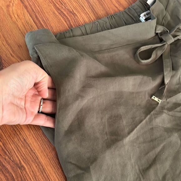 Ann Taylor Capri tan cuffed Capri pants 6 curvy - Picture 3 of 4